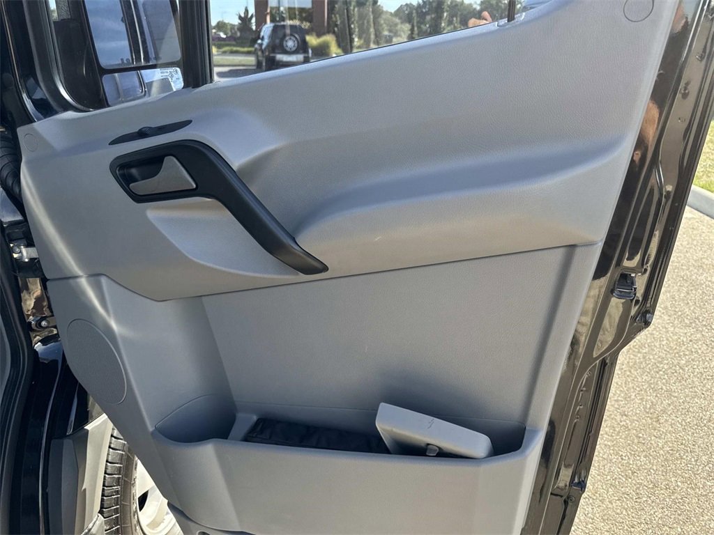 Used 2018 Mercedes-Benz Sprinter 2500 image 9