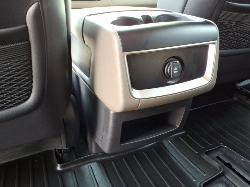 Used 2025 Kia Carnival EX image 26