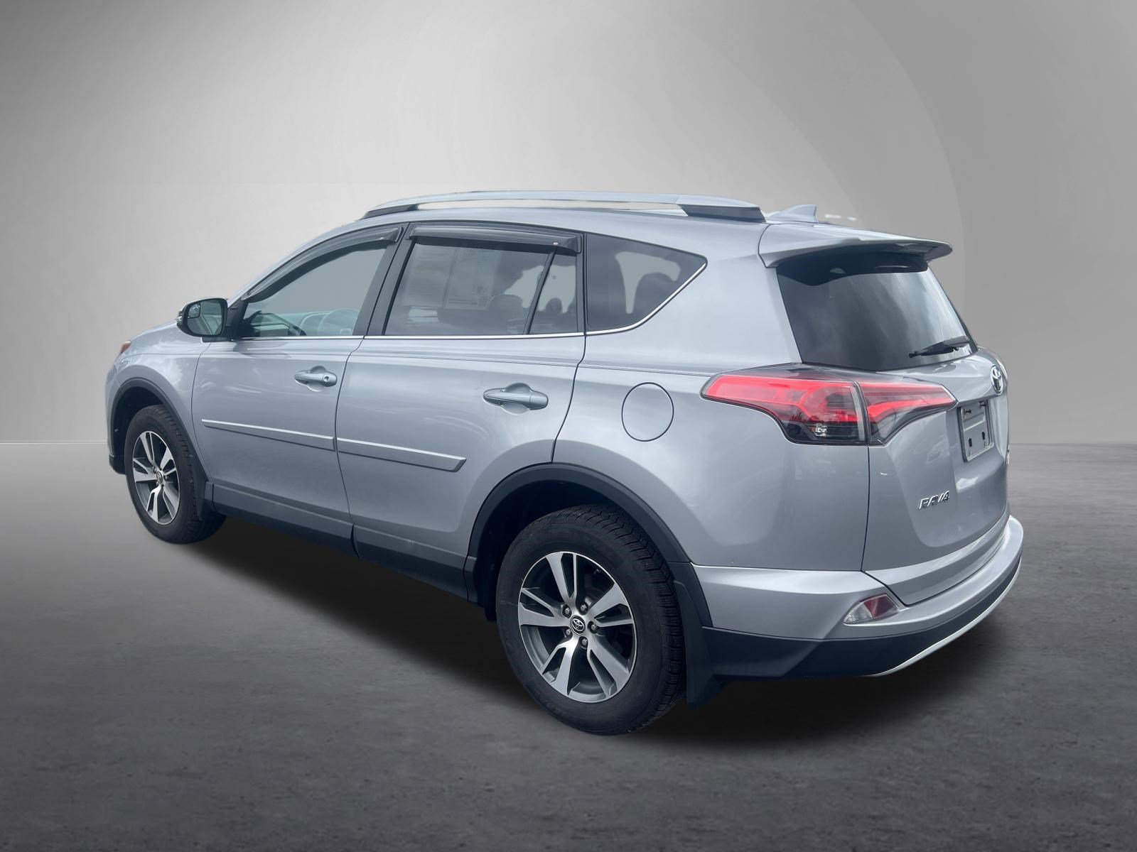 Used 2016 Toyota RAV4 XLE w/ Protection Package AWD/4WD image 6