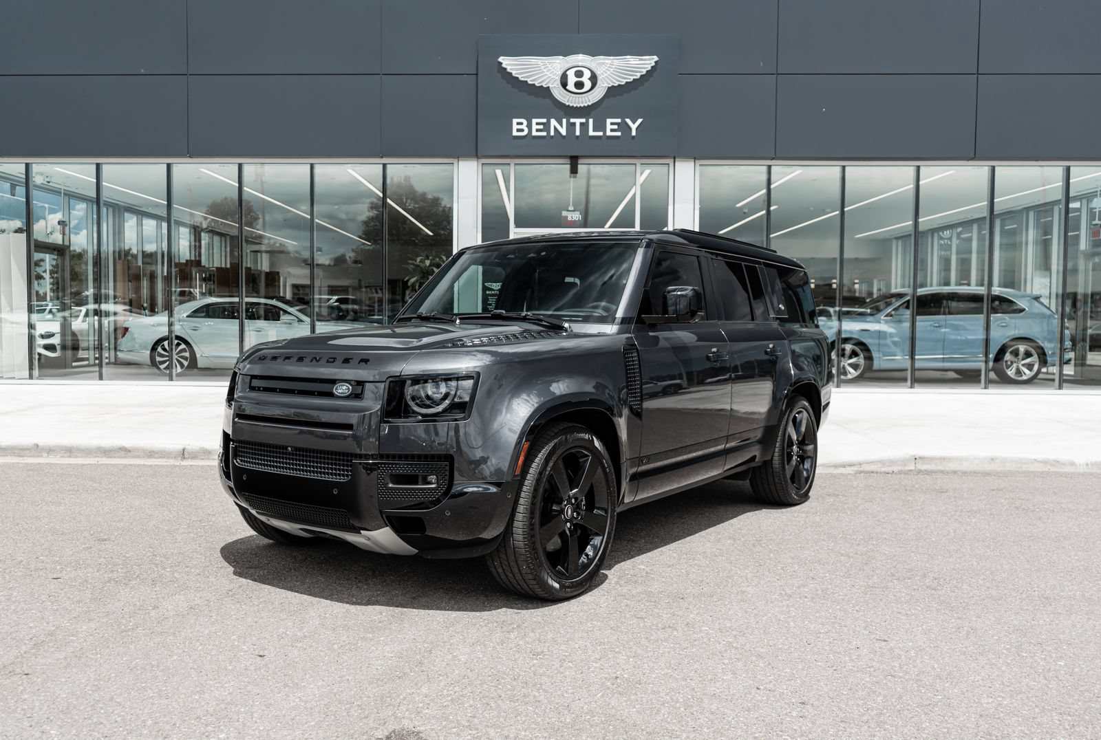 Used 2024 Land Rover Defender 130 V8 AWD/4WD image 1