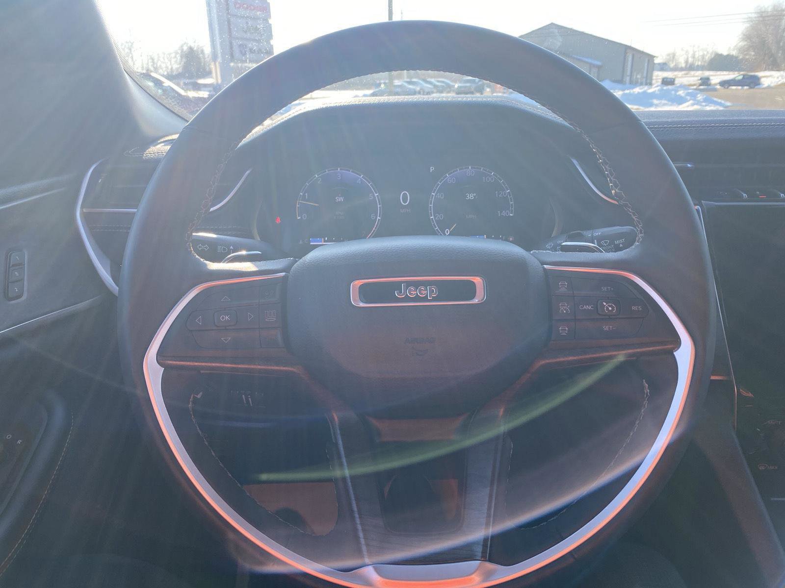 Used 2024 Jeep Grand Cherokee L Limited w/ Luxury Tech Group II AWD/4WD image 14