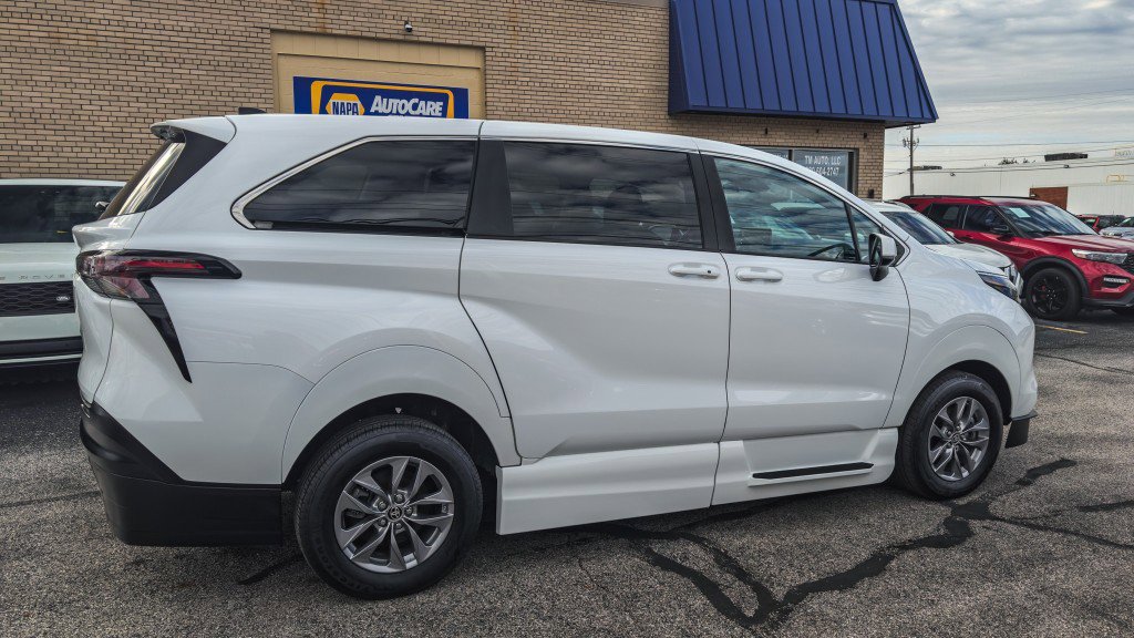 Used 2024 Toyota Sienna LE image 10