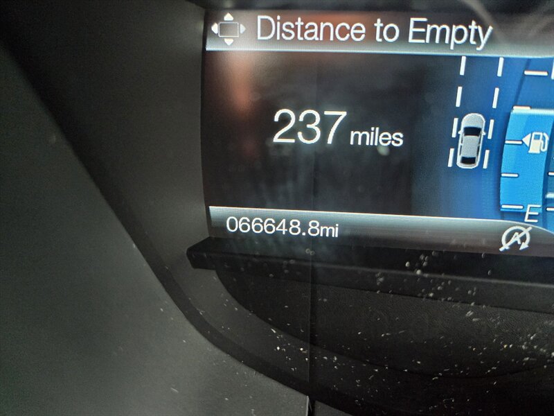 Used 2018 Ford Fusion SE w/ Fusion SE Technology Package FWD image 18