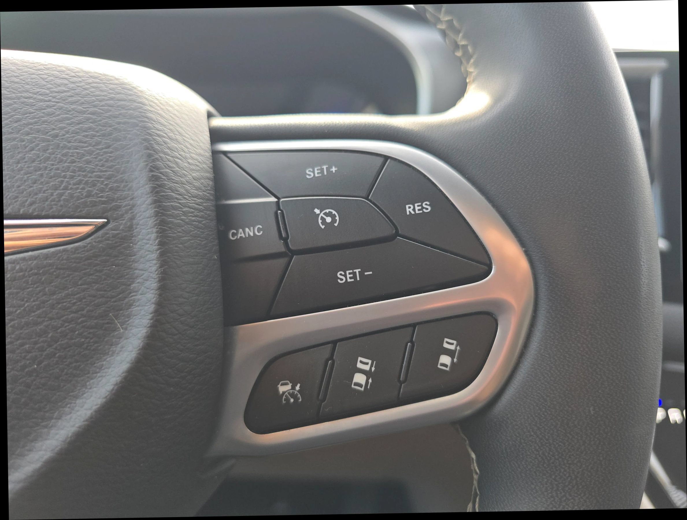 Used 2023 Chrysler Pacifica Touring-L FWD image 23