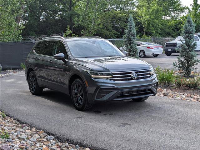 Used 2023 Volkswagen Tiguan SE w/ Panoramic Sunroof Package FWD image 8