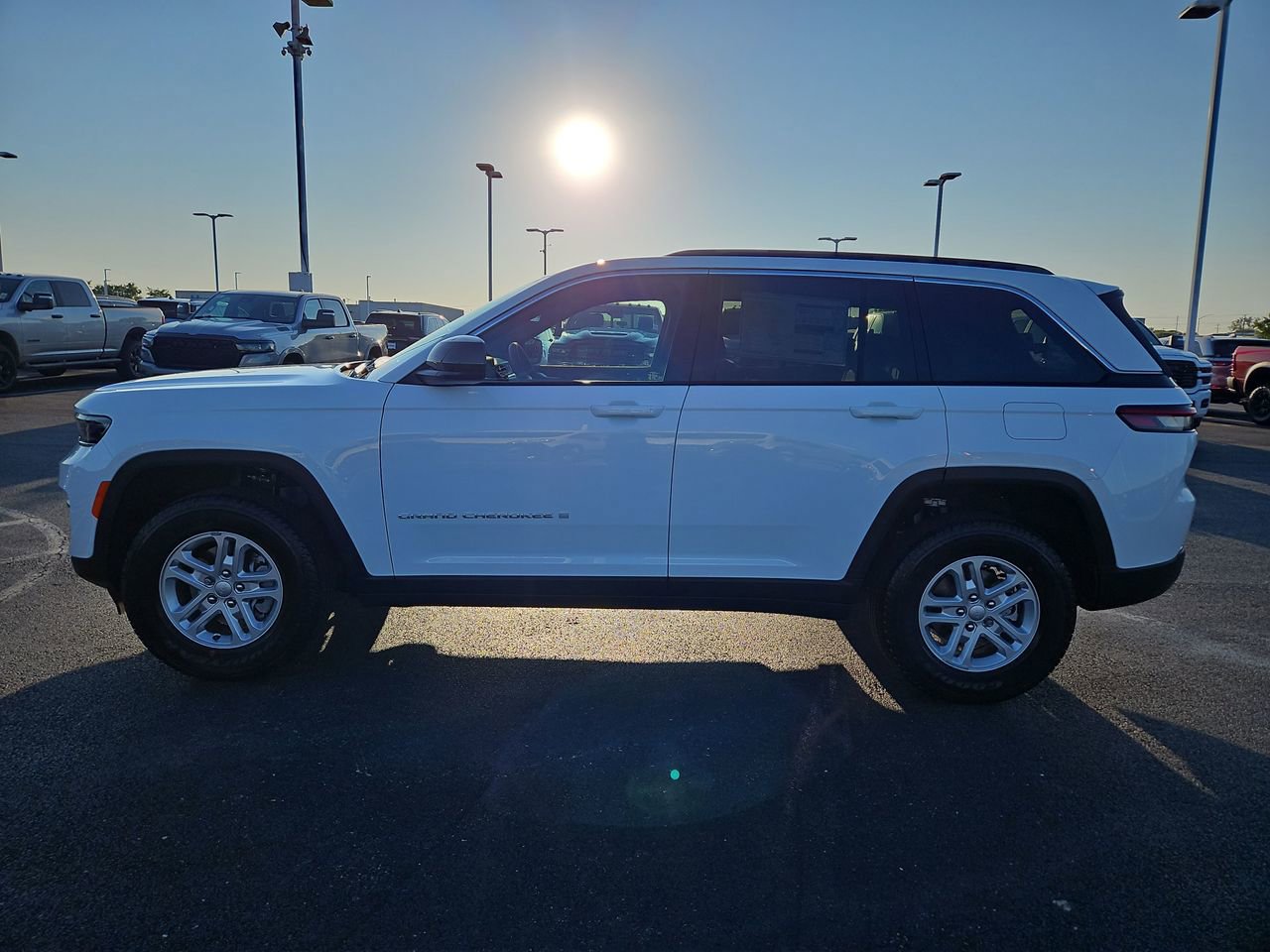 New 2025 Jeep Grand Cherokee Laredo w/ Luxury Tech Group I image 4
