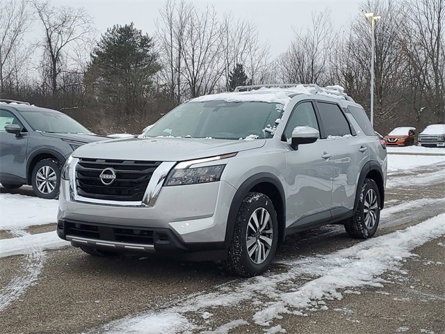 New 2025 Nissan Pathfinder SL image 2
