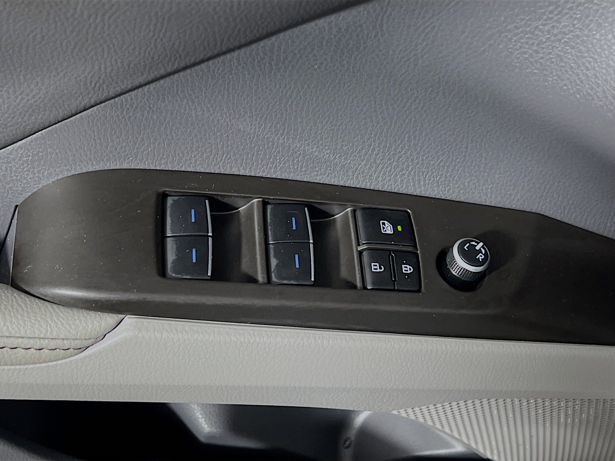 Used 2024 Toyota Camry XLE w/ Navigation Package image 17