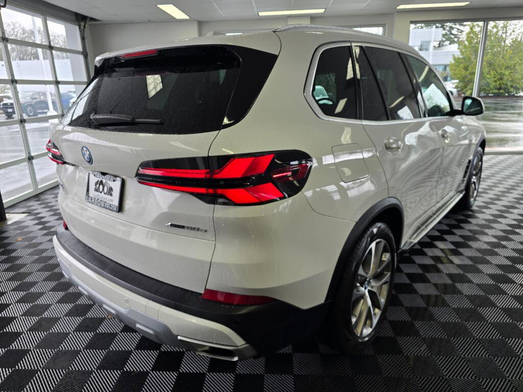 Used 2025 BMW X5 xDrive50e image 3