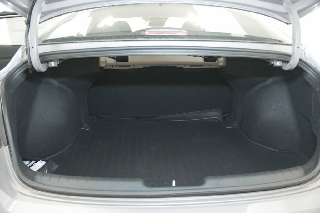 Certified 2025 Hyundai Elantra Sport image 29