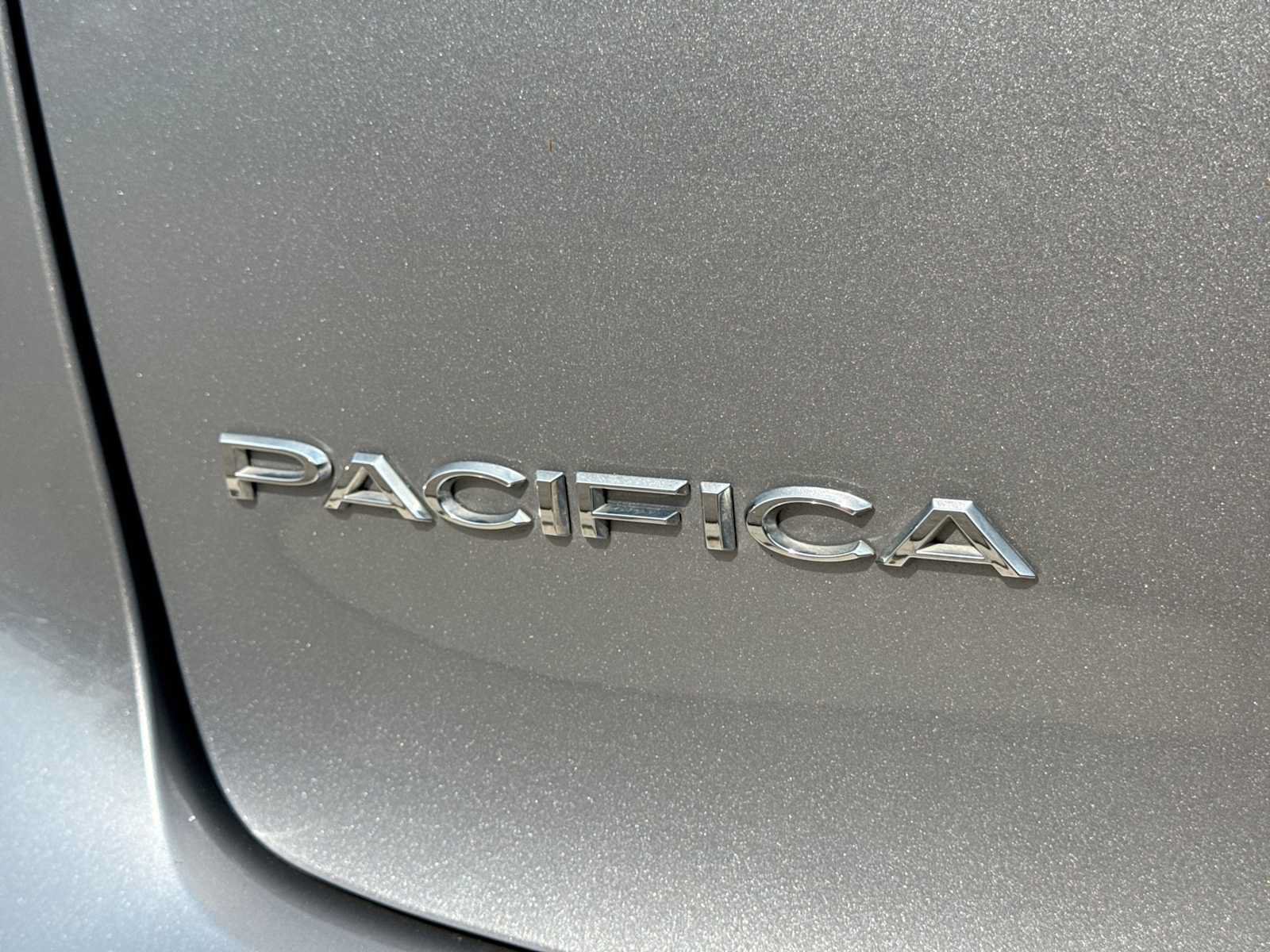 Used 2018 Chrysler Pacifica Touring-L FWD image 12