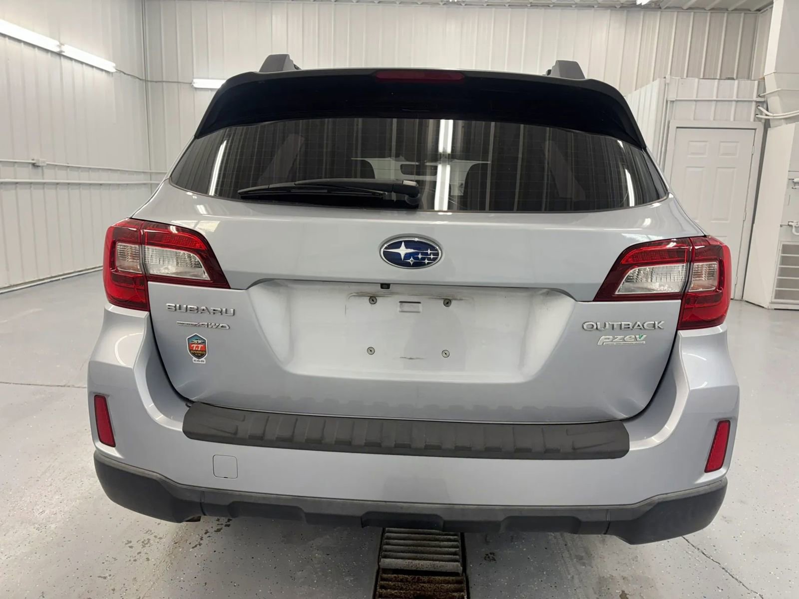 Used 2017 Subaru Outback 2.5i AWD/4WD image 5