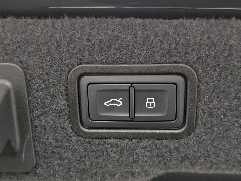 Used 2021 Audi A8 L 3.0T w/ Executive Plus Package image 18
