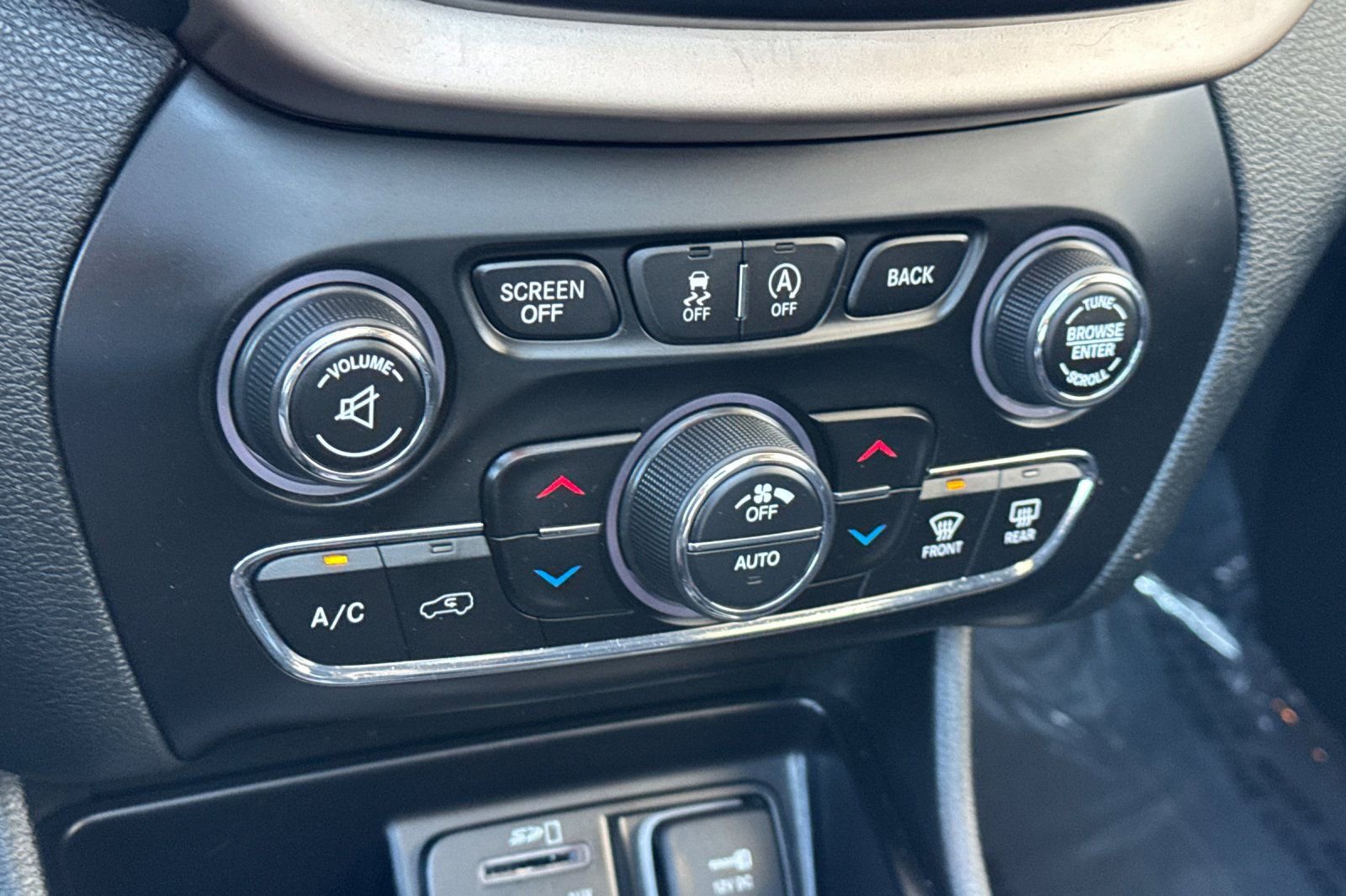 Used 2015 Jeep Cherokee Latitude w/ Comfort/Convenience Group image 19