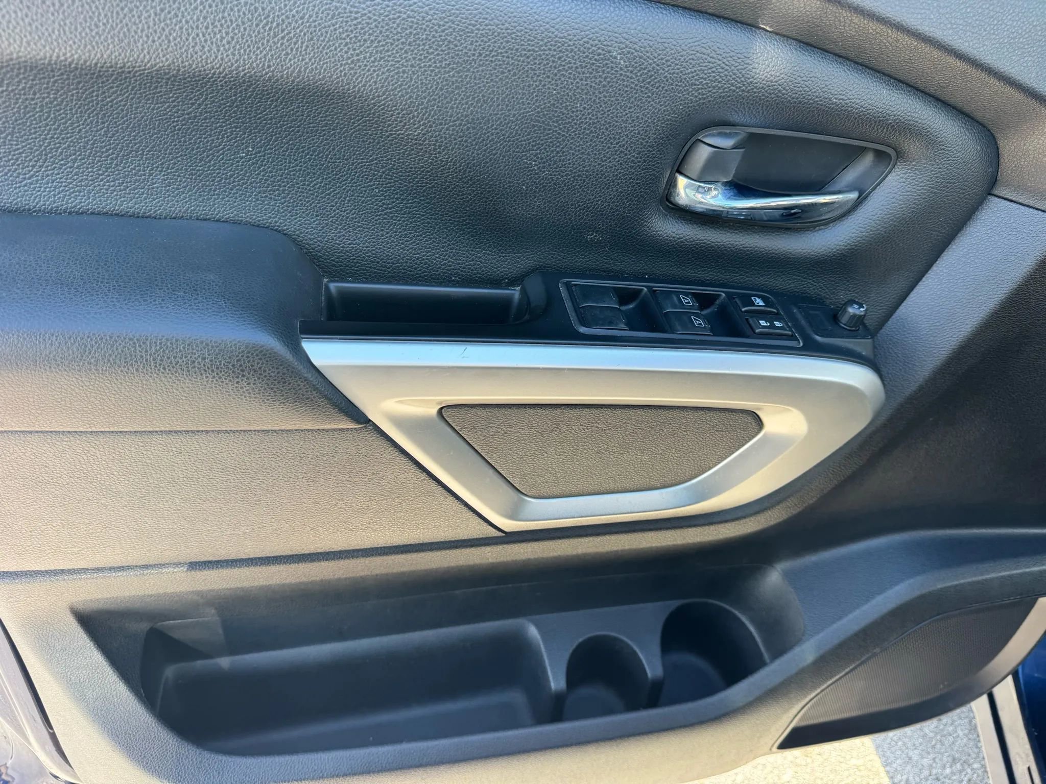 Used 2018 Nissan Titan SV image 22