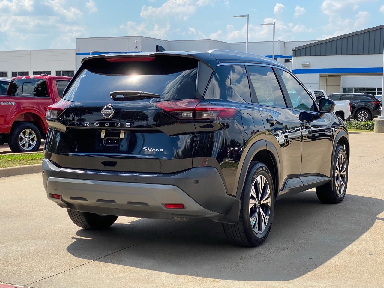 Used 2023 Nissan Rogue SV w/ SV Premium Package image 2