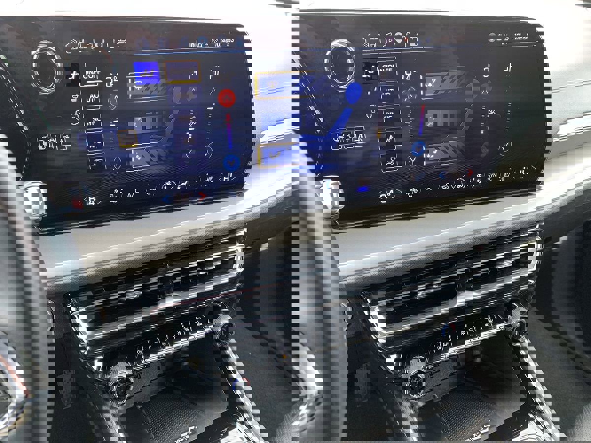 Used 2025 Chevrolet Traverse LT image 25