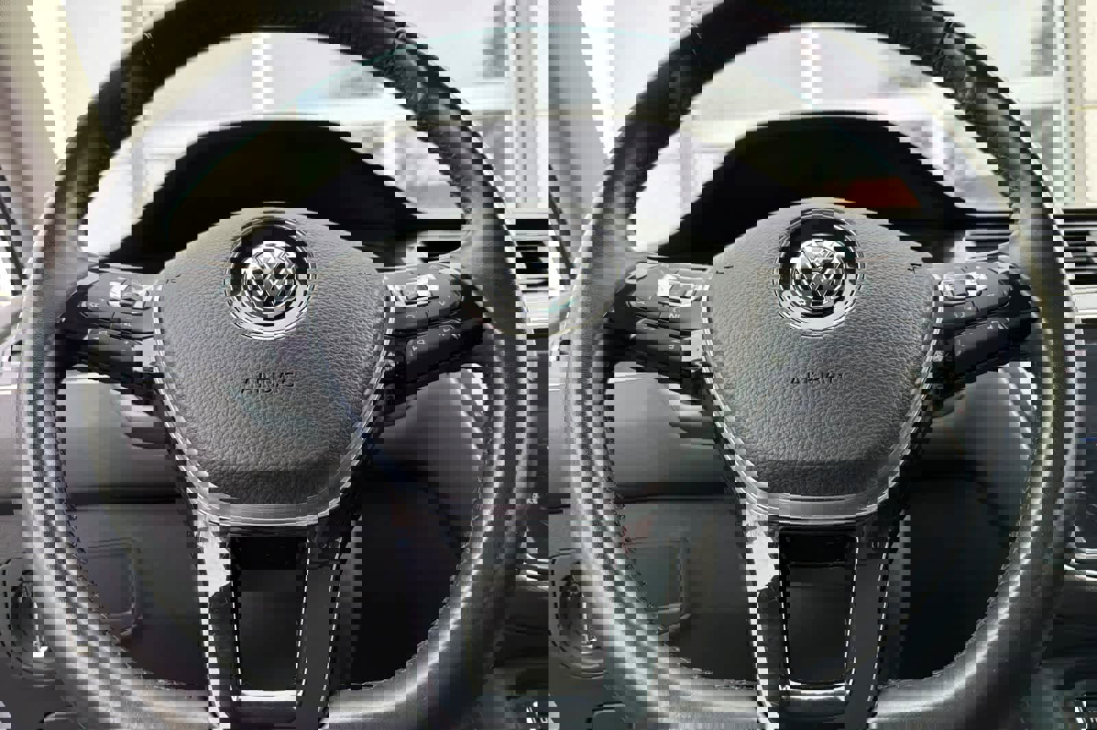 Used 2018 Volkswagen Tiguan SEL image 26