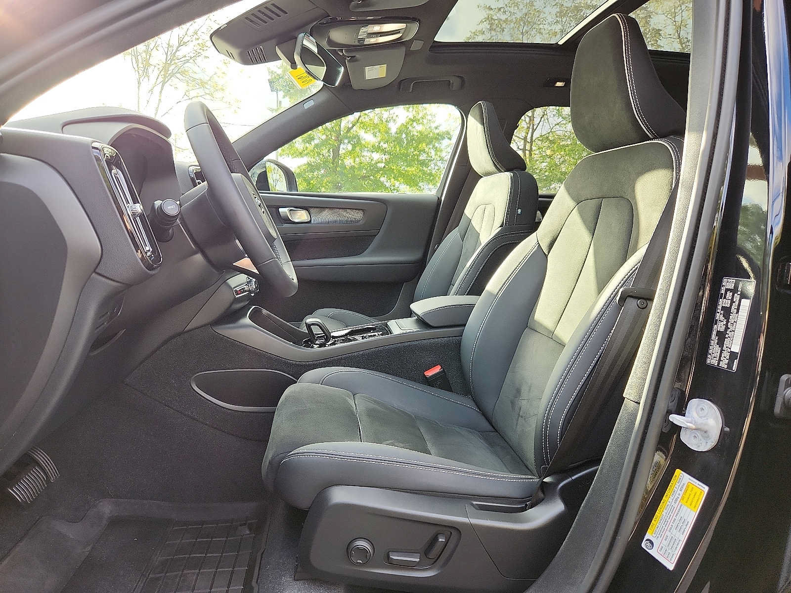 Certified 2023 Volvo XC40 B5 Plus w/ Climate Package AWD/4WD image 13