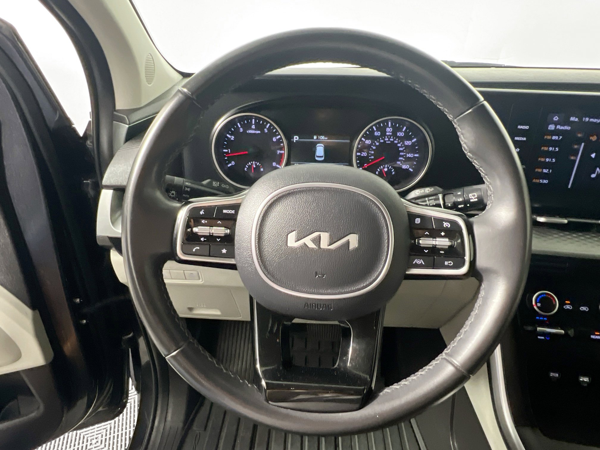 Used 2023 Kia Carnival LX FWD image 17