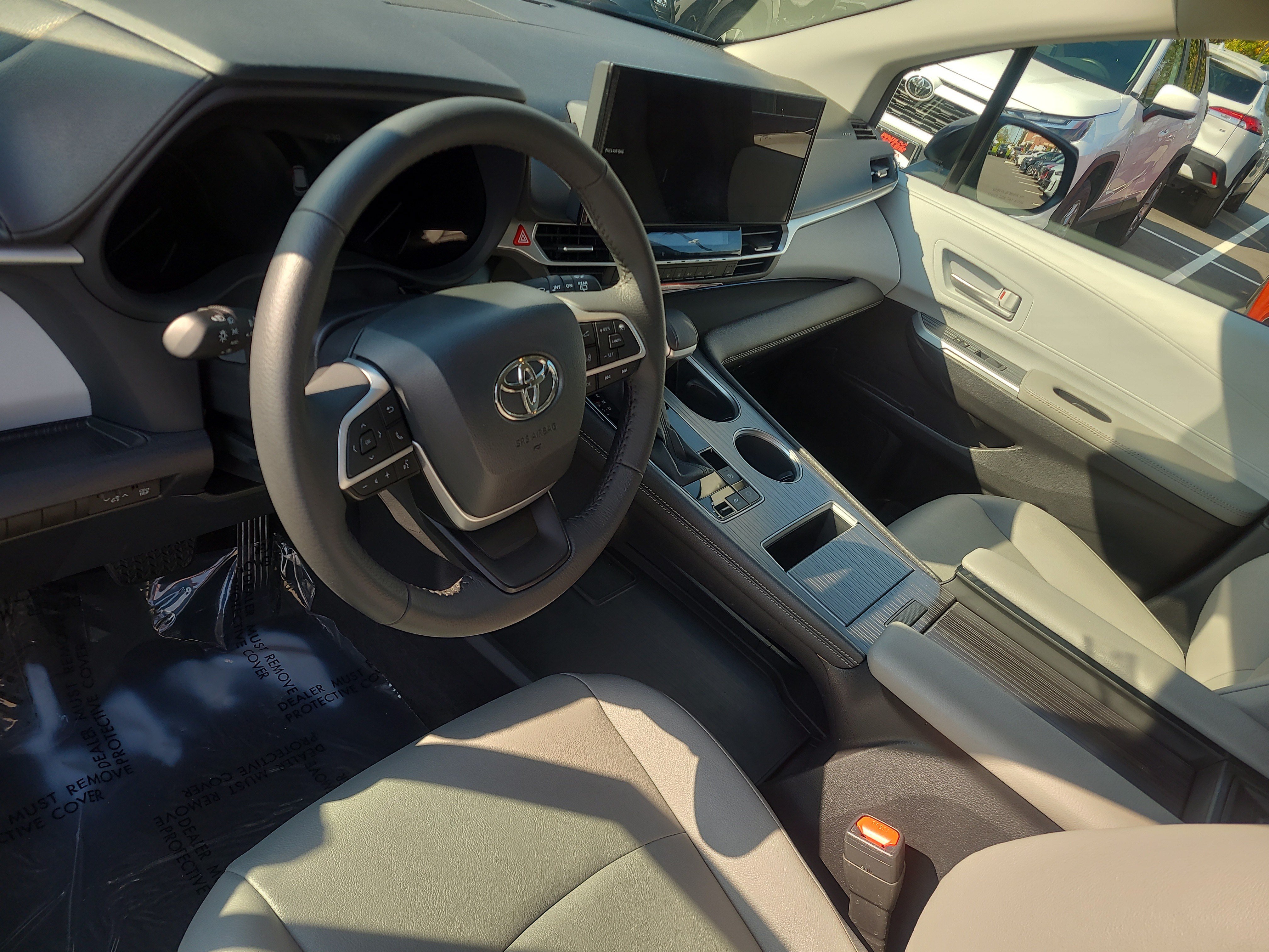 Certified 2026 Toyota Sienna XLE FWD image 15
