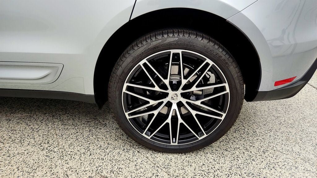Used 2025 Porsche Macan AWD/4WD image 9