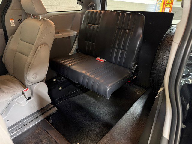 Used 2020 Toyota Sienna L image 24