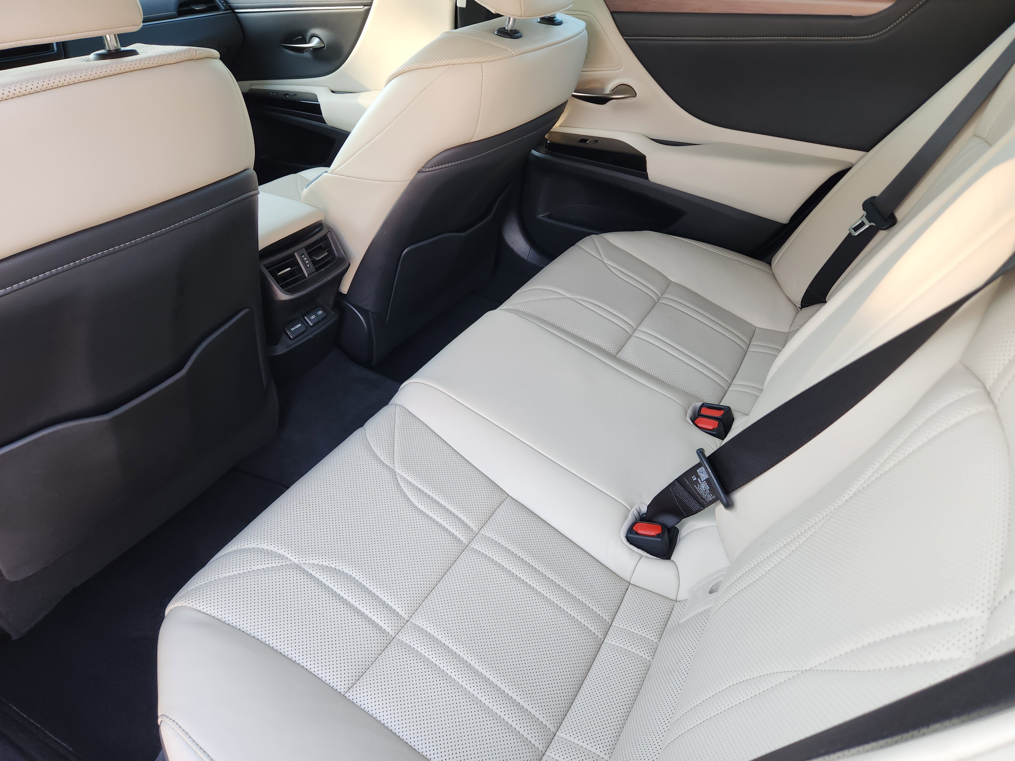 Used 2024 Lexus ES 350 w/ Luxury Package image 39