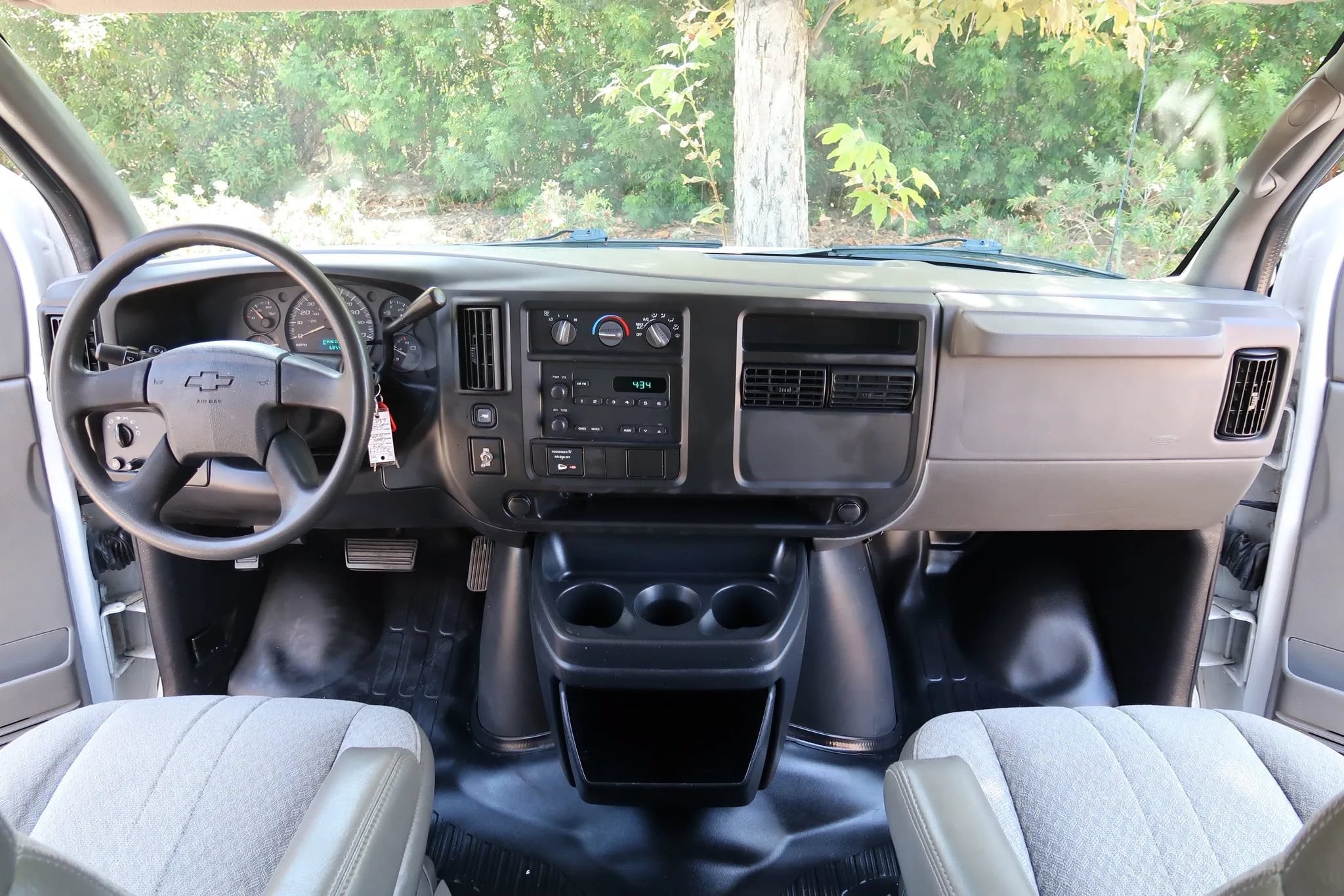 Used 2004 Chevrolet Express 3500 w/ Chrome Appearance Package RWD image 31