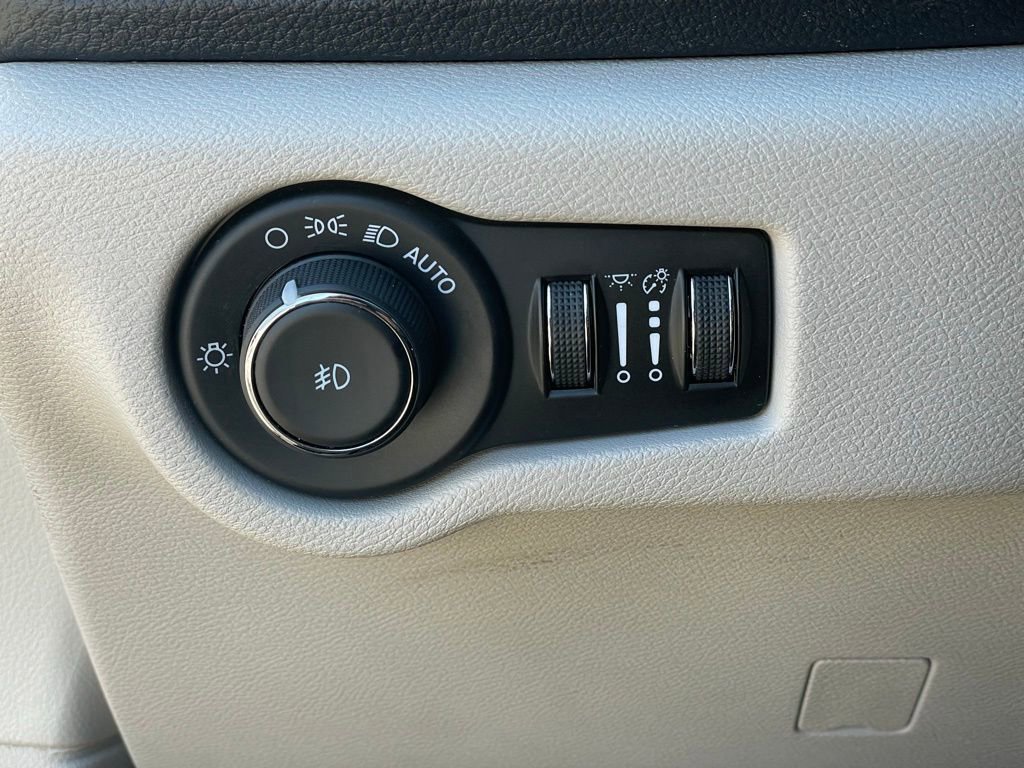 Used 2023 Chrysler Pacifica Touring-L FWD image 15