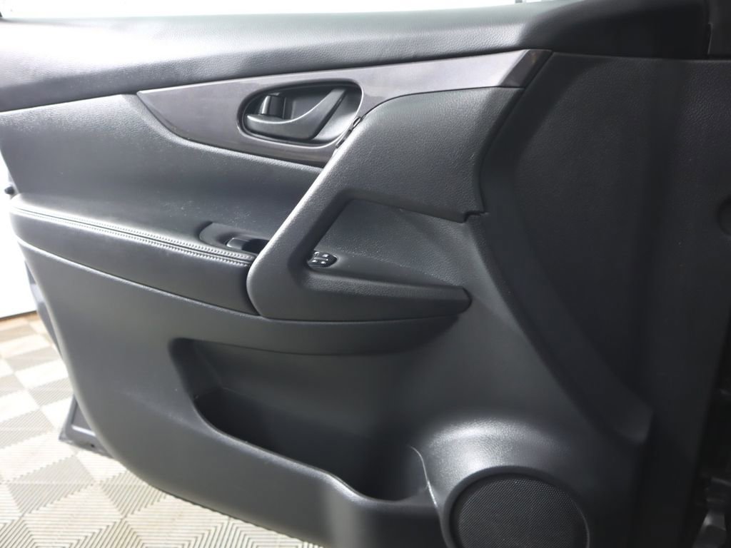 Used 2019 Nissan Rogue S AWD/4WD image 16
