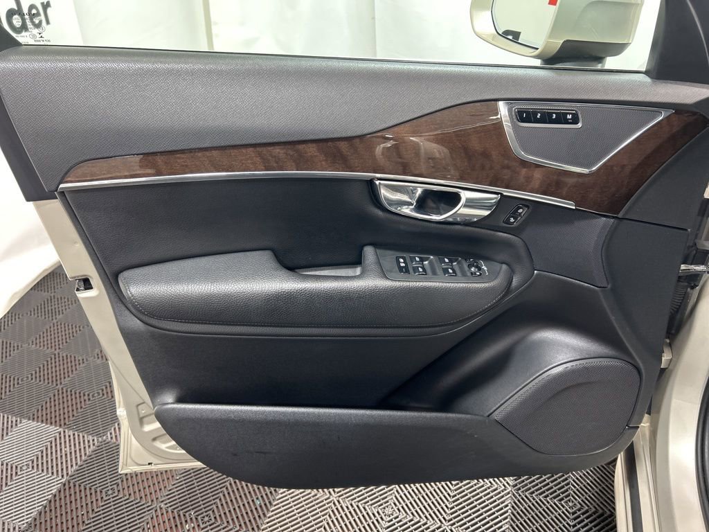 Used 2016 Volvo XC90 T6 Momentum image 23