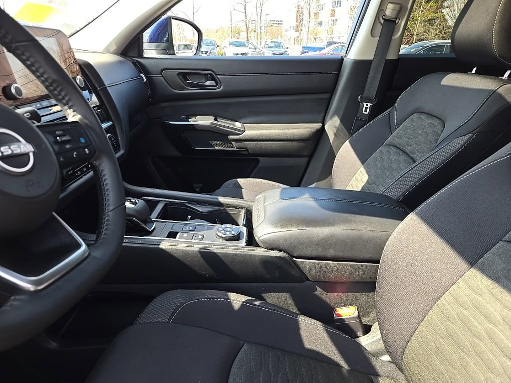 Used 2023 Nissan Pathfinder SV w/ SV Premium Package image 19