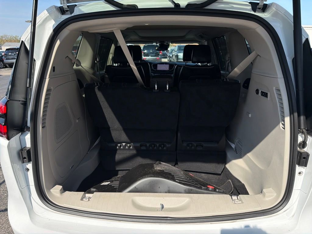 Used 2022 Chrysler Pacifica Limited image 19