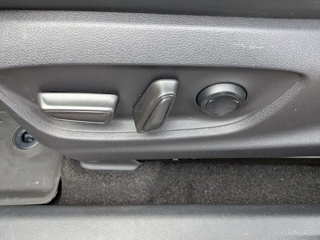 Used 2023 Toyota Crown Limited image 17