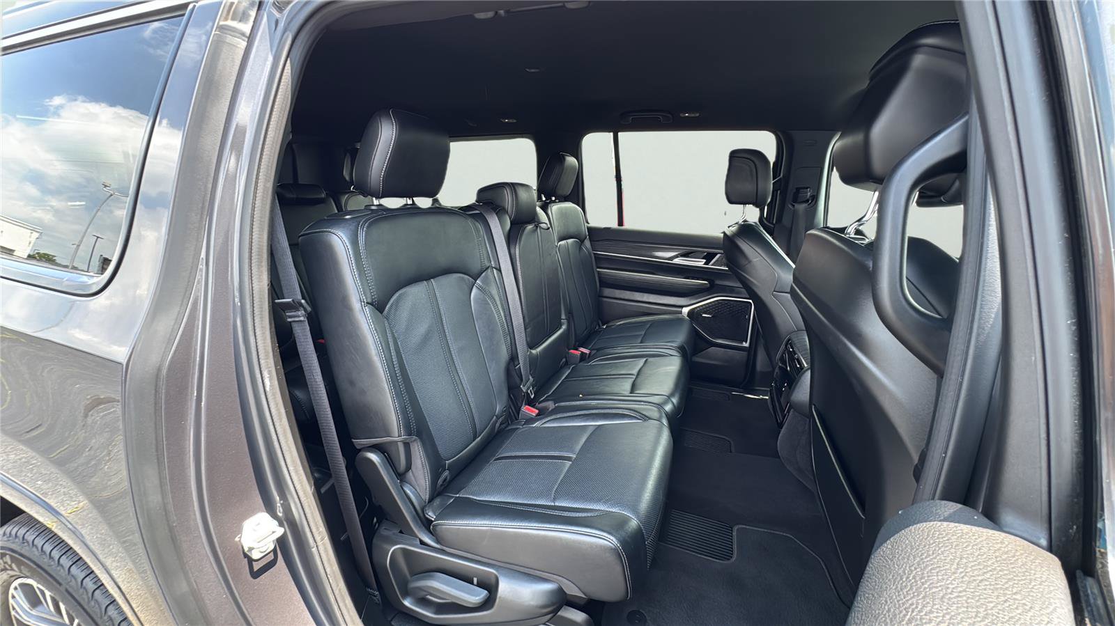 Certified 2024 Jeep Wagoneer L Series II w/ Flexible Seating Group AWD/4WD image 22