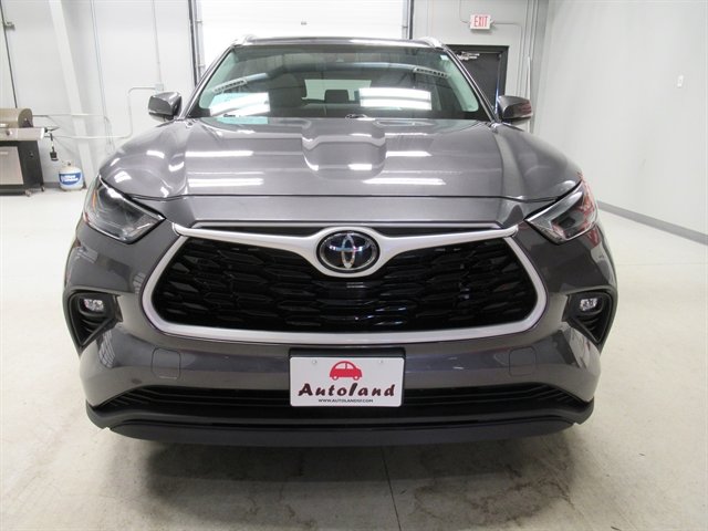 Used 2024 Toyota Highlander XLE image 2