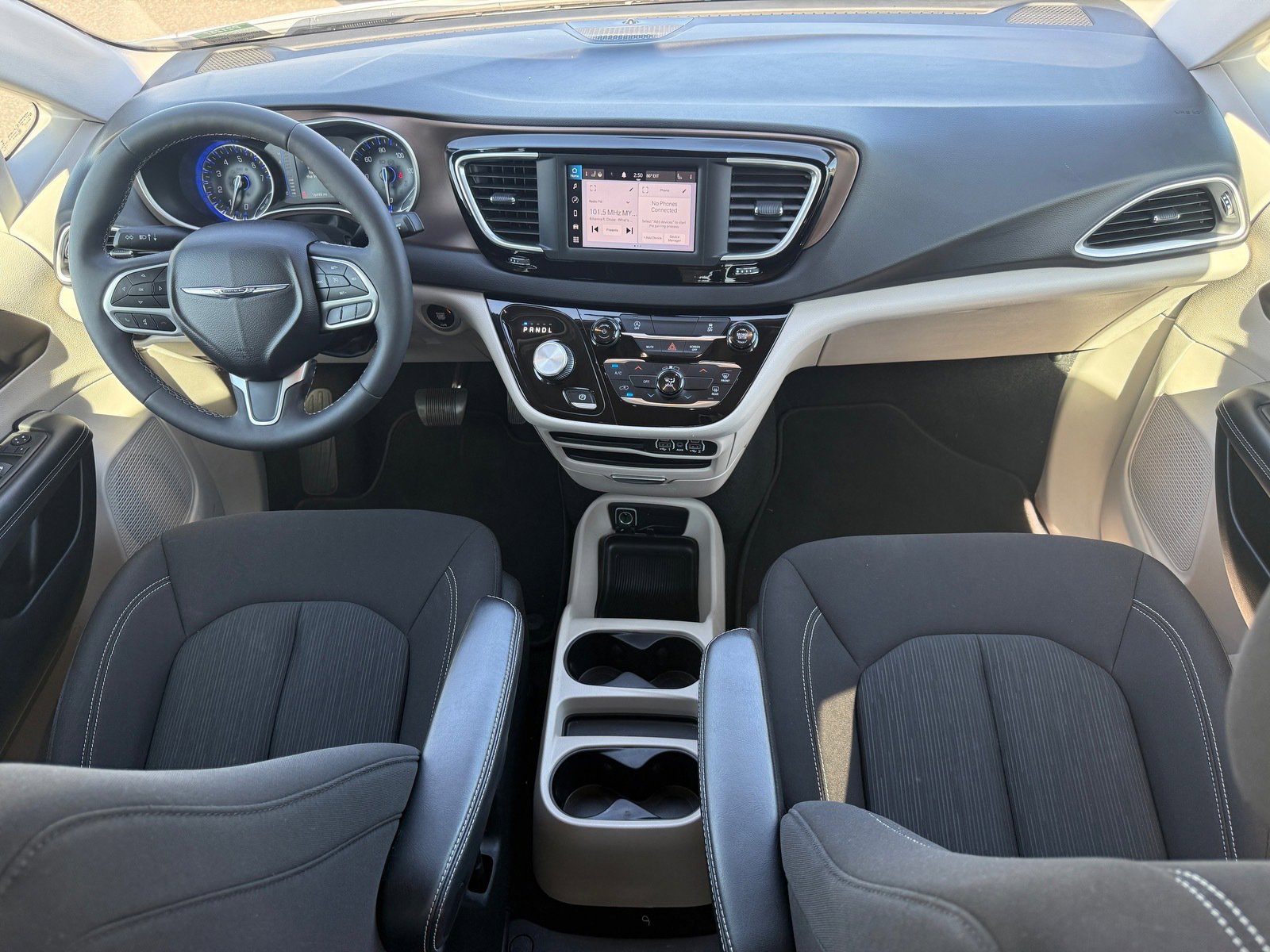 Used 2022 Chrysler Voyager LX image 26