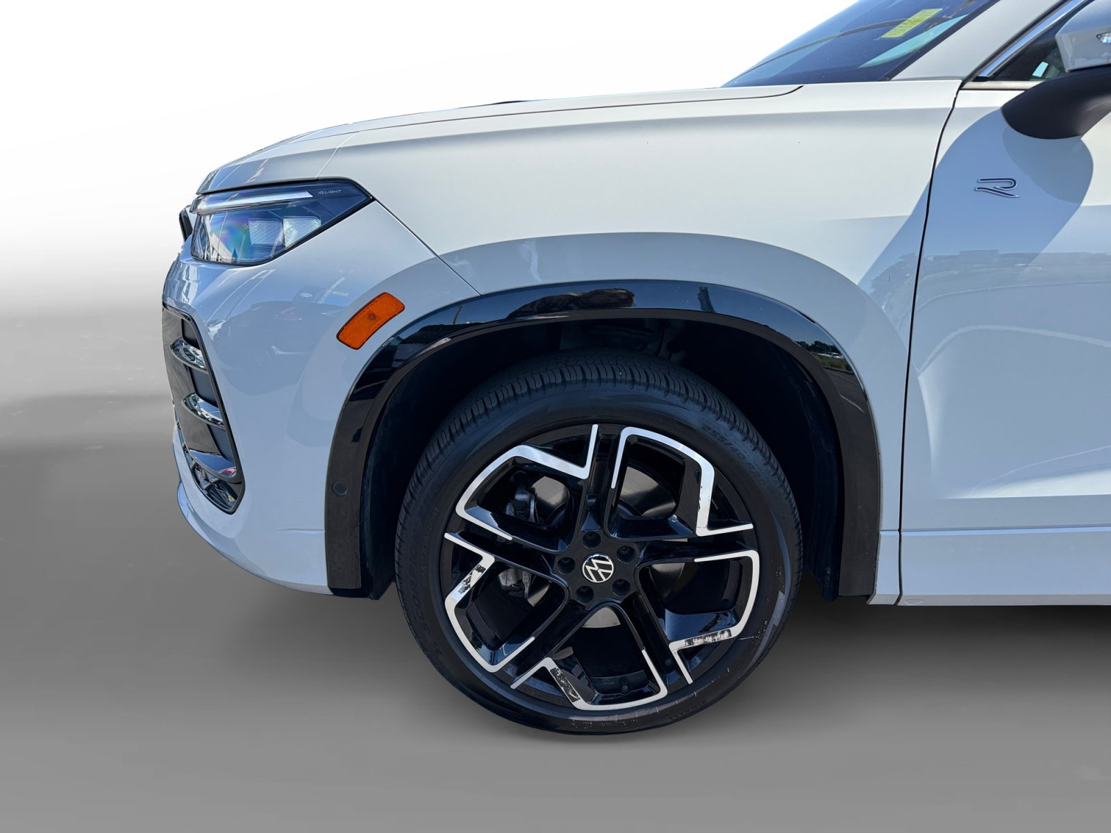 Certified 2025 Volkswagen Tiguan SEL R-Line AWD/4WD image 9
