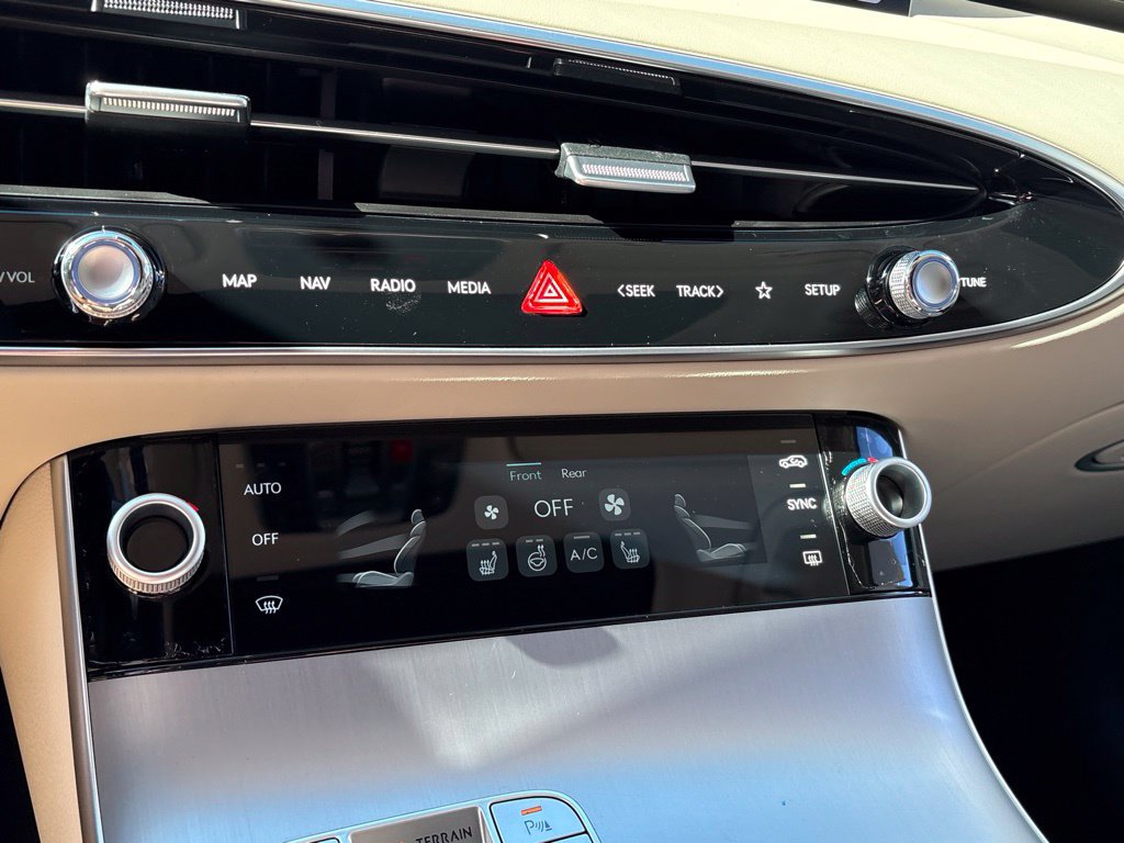 New 2027 Genesis GV70 2.5T Select AWD/4WD image 17