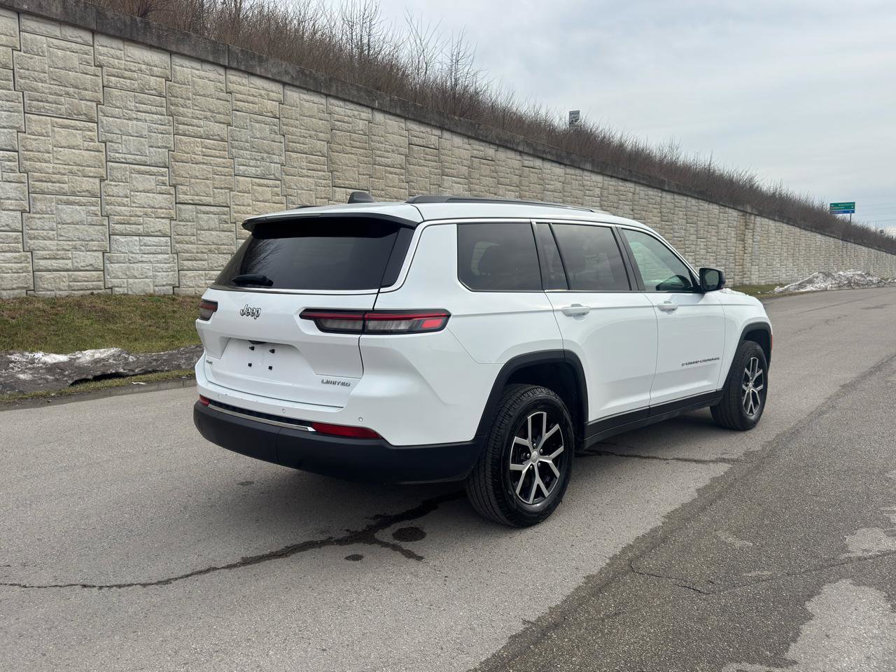 Used 2024 Jeep Grand Cherokee L Limited image 4