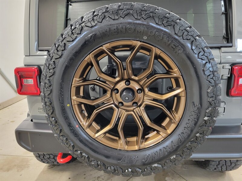 Used 2022 Jeep Wrangler Unlimited Sahara w/ LED Lighting Group AWD/4WD image 19