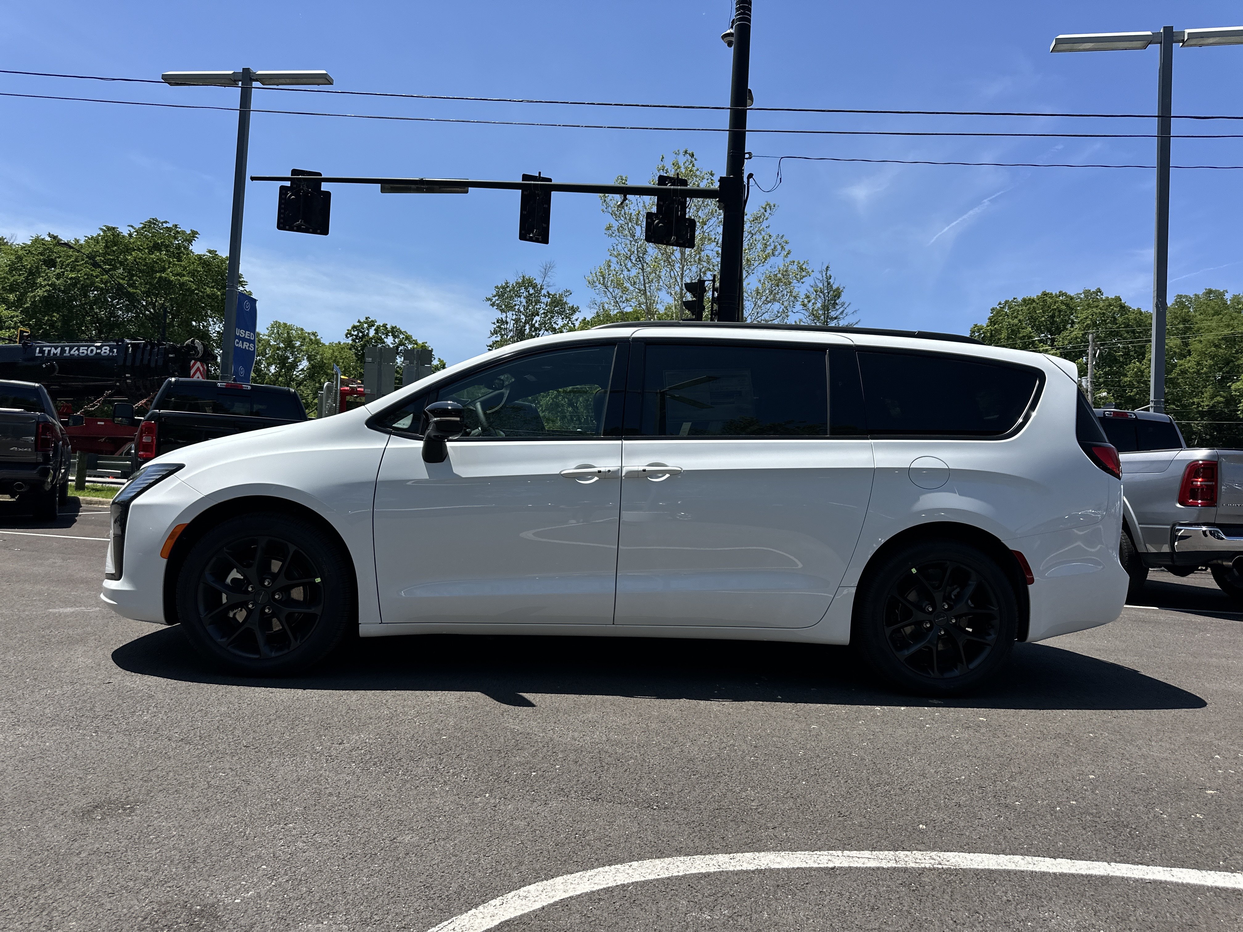 New 2027 Chrysler Pacifica Limited FWD image 26