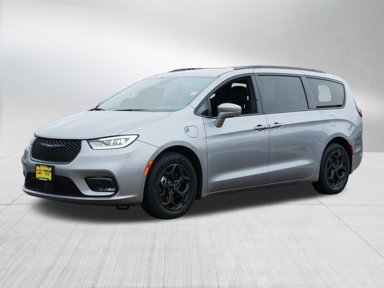 Used 2021 Chrysler Pacifica Limited w/ Uconnect Theater Family Group image 3