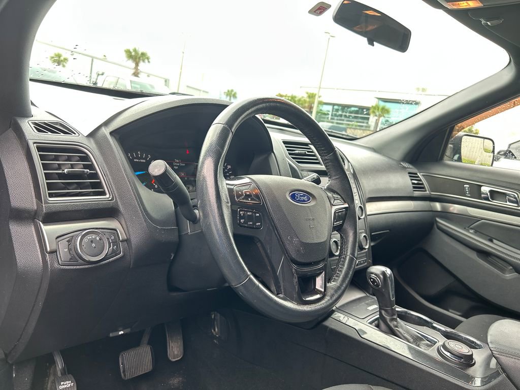 Used 2019 Ford Explorer XLT AWD/4WD image 10