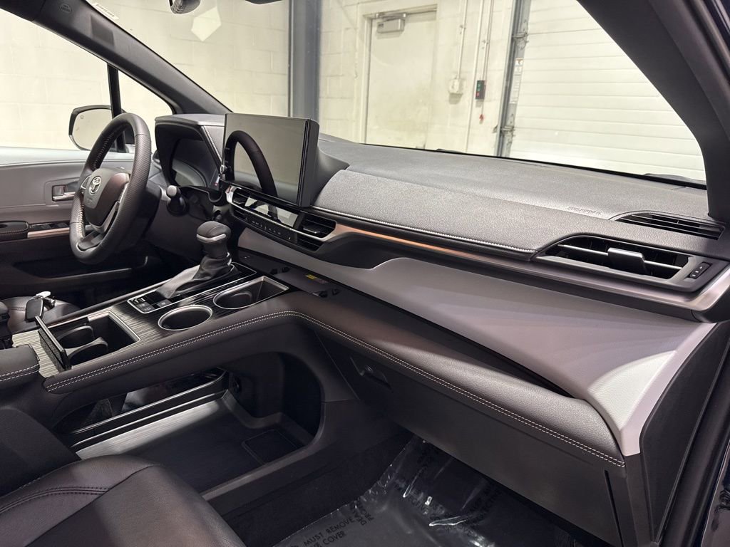 Used 2025 Toyota Sienna XSE image 40