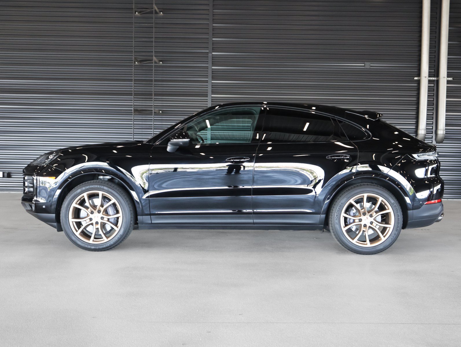 Certified 2024 Porsche Cayenne Coupe AWD/4WD image 2