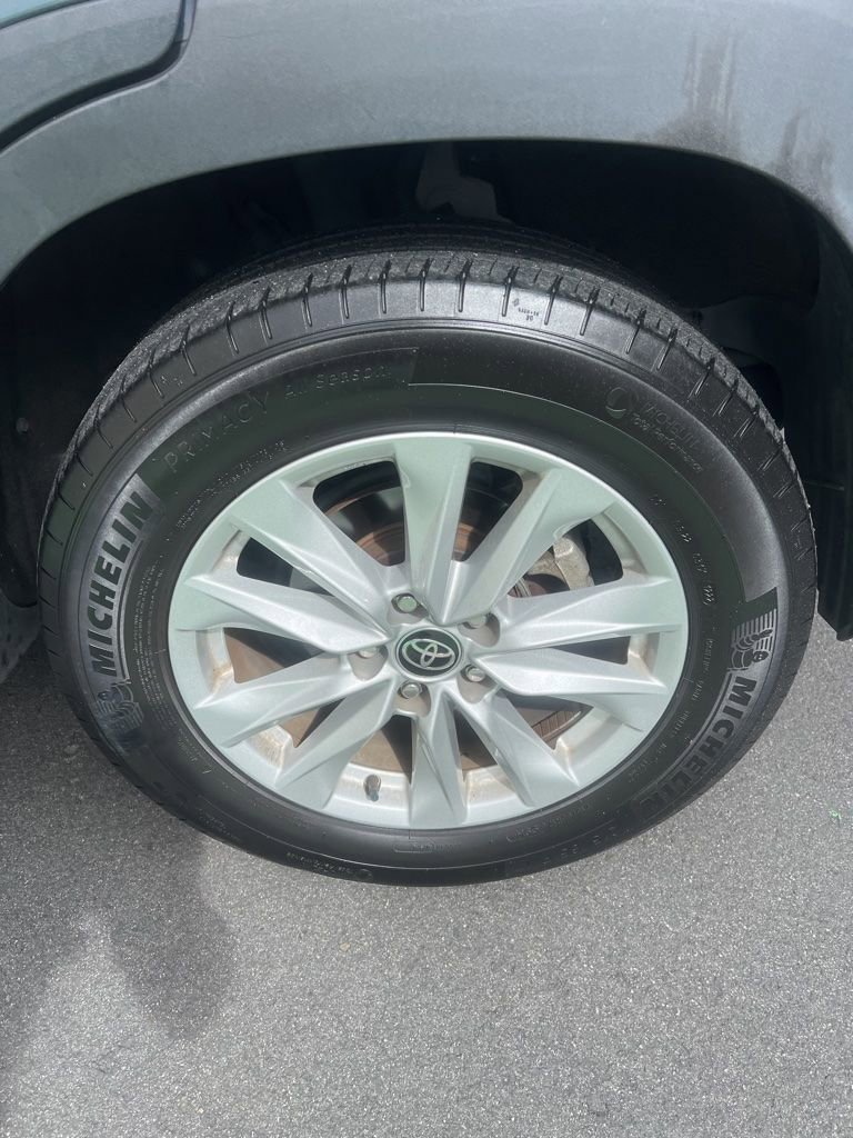 Used 2022 Toyota Corolla Cross LE image 9