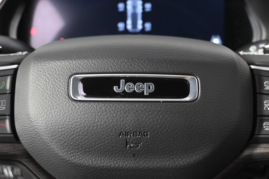 Used 2025 Jeep Grand Cherokee Limited w/ Black Appearance Package AWD/4WD image 35