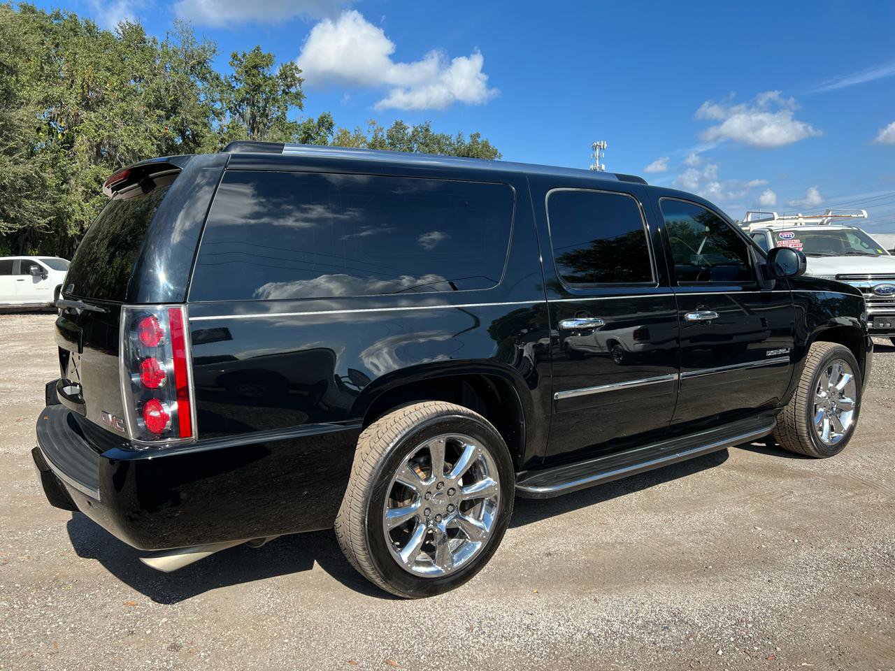 Used 2014 GMC Yukon XL Denali image 3